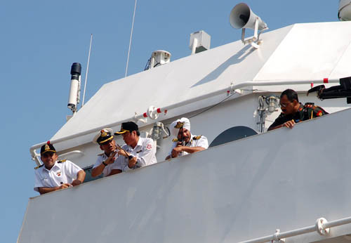 Sĩ quan và thủy thủ trên tàu ICGS Samrat 
