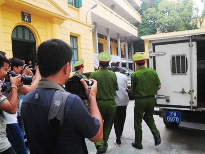 ... và được đưa thẳng tới phòng xử. ... và được đưa thẳng tới phòng xử