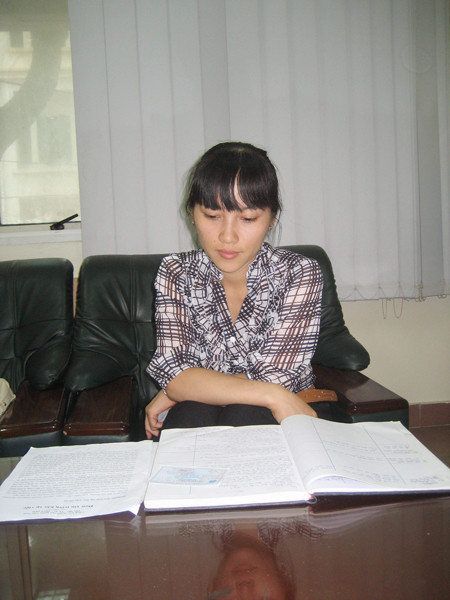 Chị Dương trình bày sự việc. Ảnh: K.N. Chị Dương trình bày sự việc. Ảnh: K.N