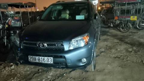 Chiếc ô tô nhóm côn đồ bỏ lại hiện trường