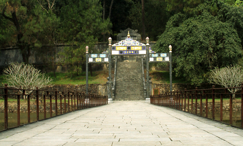 Mặt cầu được lát bằng đá