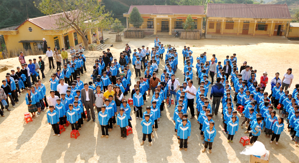 Cả sân trường sáng lên sắc xanh áo ấm