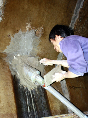 Trám trét đường ống gom nước từ thân đập vào hầm. Ảnh: Nguyễn Thành