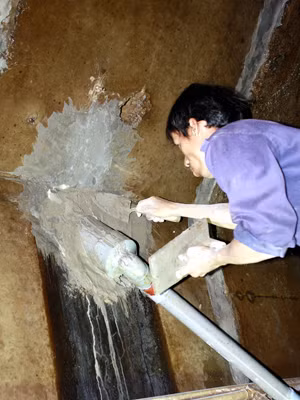 Trám trét đường ống gom nước từ thân đập vào hầm. Ảnh: Nguyễn Thành