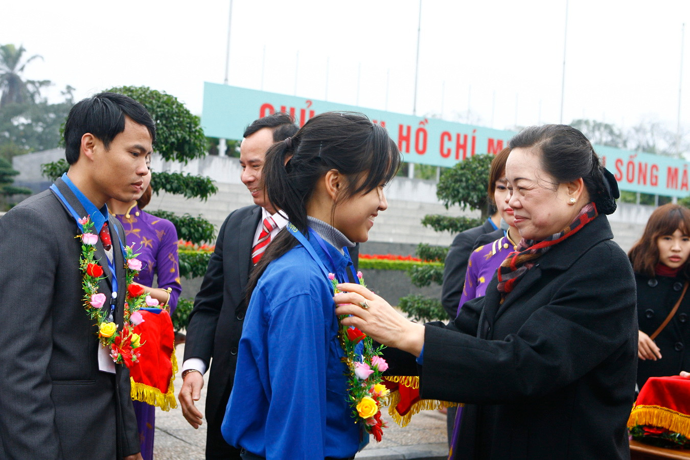 Đồng chí Hà Thị Khiết, Bí thư TƯ Đảng, Trưởng ban dân vận TƯ trao giải thưởng cho Dương Khánh Huyền, bí thư Đoàn trường Chu Văn An (Hà Nội) thủ lĩnh Đoàn trẻ nhất trong số những người nhận giải 26-3 năm 2011.