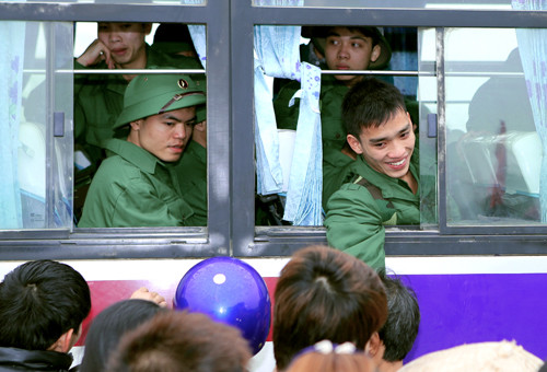 Nụ cười rạng rỡ khi xe lăn bánh về đơn vị chính thức bước vào cuộc sống quân ngũ…