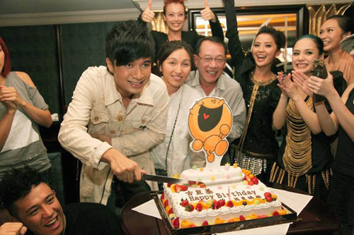 Cổ Cự Cơ và bạn gái (áo trắng) trong dịp sinh nhật vừa qua