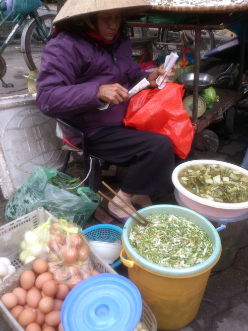 Ở nhà một chỗ không thích nên cụ vẫn hằng ngày ra đây ngồi bán rau dưa kiếm thêm đồng tiền. Ảnh: Tuấn Nguyễn