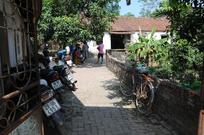 máy của khách đến thăm hỏi gia đình ông Chấn xếp dài từ ngoài ngõ vào trong sân