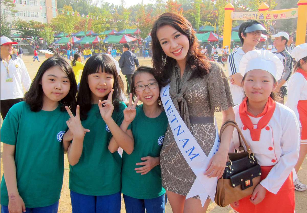 Chân của Trương Tùng Lan phải dán eugo cho đỡ đau tấy