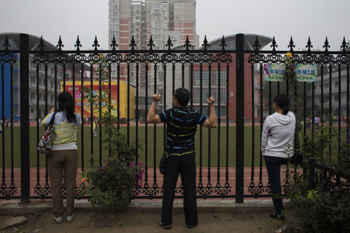 Các phụ huynh chờ đón con ở trường Tiểu học số 2 Trung Quan Thôn, một trường điểm của giới nhà giàu ở Bắc Kinh