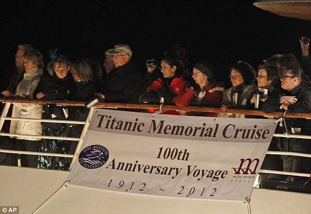 1.309 hành khách trên tàu MS Balmoral cùng hướng ra biển Bắc Đại Tây Dương để tưởng nhớ các nạn nhân chìm tàu Titanic cách đây một thế kỷ.