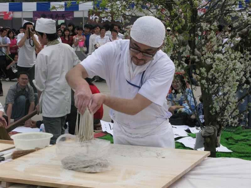 Người nghệ nhân đến từ đất nước mặt trời mọc này đang trình bày quy trình làm mì Soba. Người nghệ nhân đến từ đất nước mặt trời mọc này đang trình bày quy trình làm mì Soba.