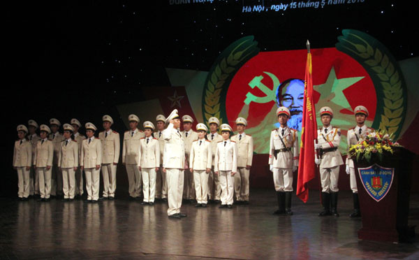 Đoàn nghệ thuật Bộ tư lệnh Cảnh sát cơ động làm lễ tuyên thệ Ảnh: Cẩm Kỳ