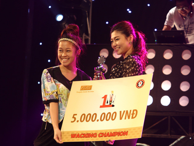 Agumi (bên phải) đoạt giải nhất ở nội dung Breaking 