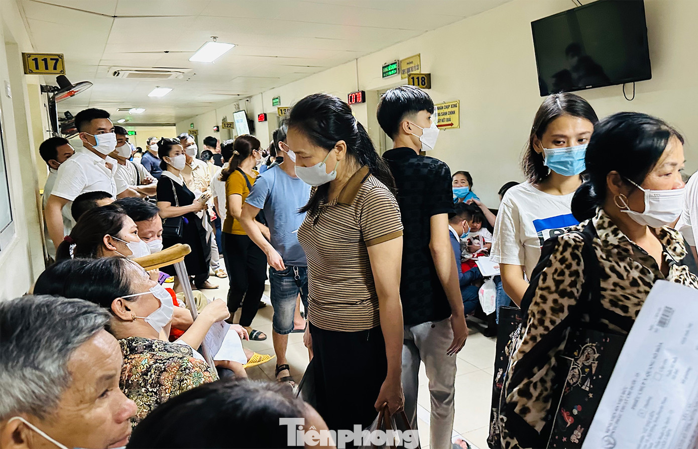 Bà Đỗ Thị Huệ (53 tuổi, Bắc Giang) cho biết: "4h sáng đã từ quê bắt xe lên viện để thăm khám. 6h sáng tôi đã có mặt tại viện xếp hàng và chờ lấy số, mẹ chồng tôi thì nằm điều trị trên tầng 5 còn tôi đau cột sống thắt lưng chữa trị nhiều ngày nay ".