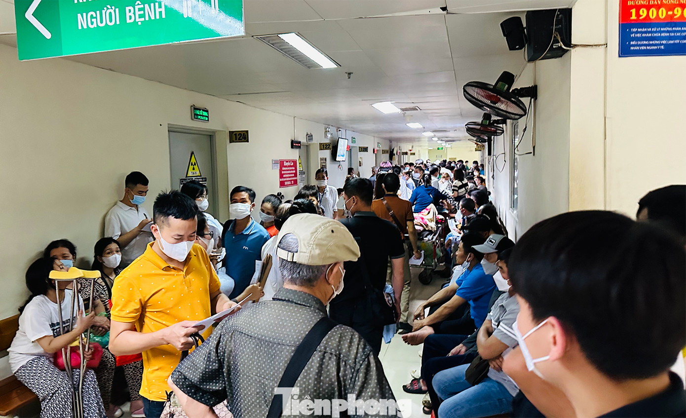 Dọc hành lang khu chụp X-quang, chụp Cộng hưởng từ bệnh nhân nằm xe cáng, ngồi xe lăn xếp hàng dài chờ đến lượt vào chụp, chiếu.