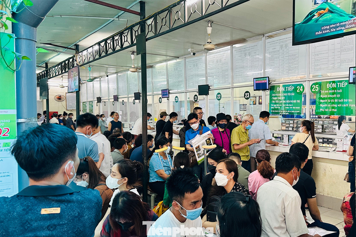 Tại khu vực này, lúc nào cũng đông kín người ngồi chờ xếp số chờ đến lượt vào làm thủ tục nhập viện.