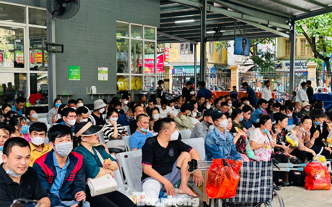 Từ sáng sớm, tại khu vực khám bệnh Bệnh viện Việt Đức, hàng trăm bệnh nhân, người nhà ngồi chờ đợi đến lượt đăng ký vào khám bệnh.