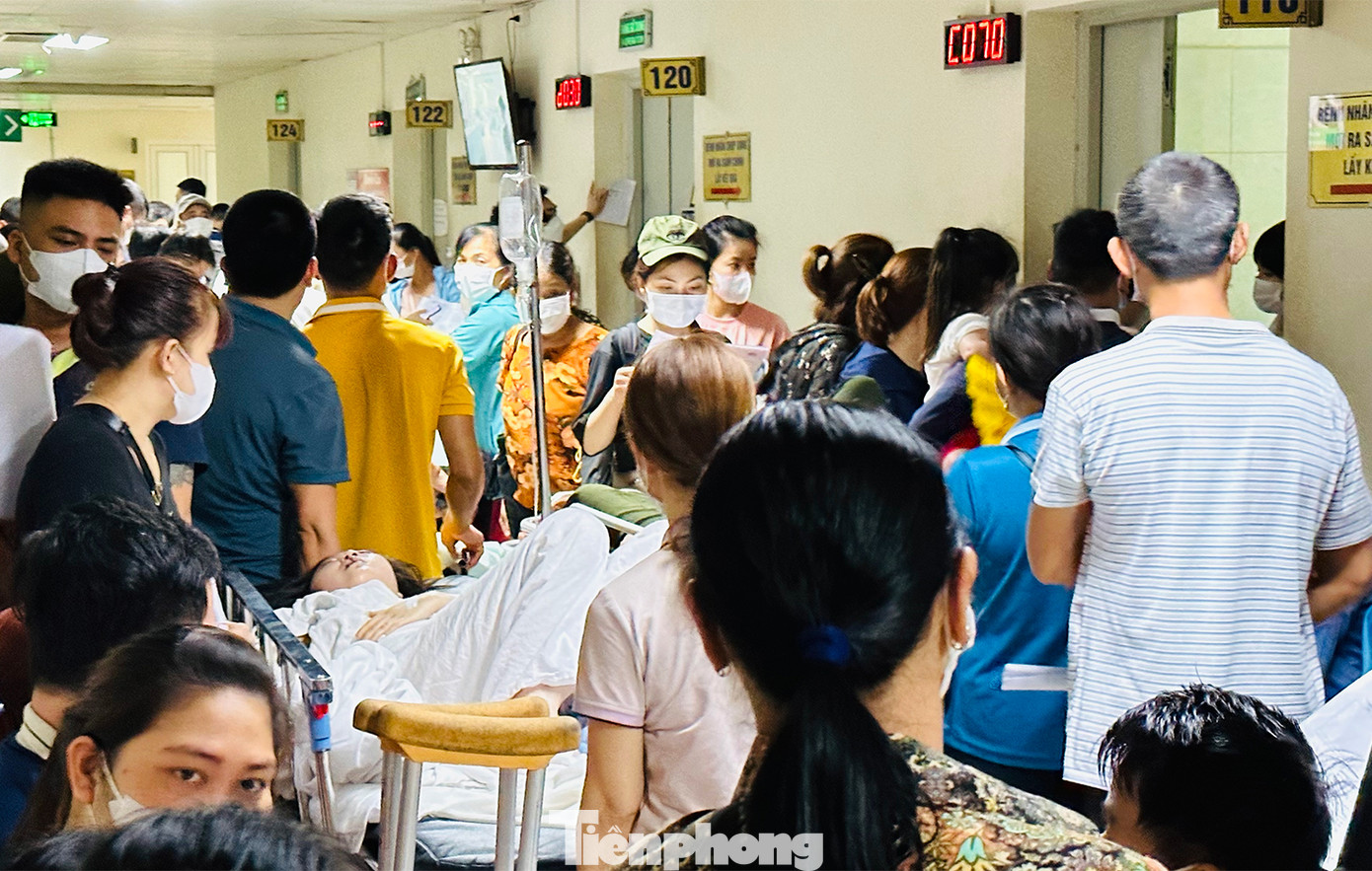 Xe cáng bệnh nhân phải len lỏi đi qua dòng người đông đúc mới có thể vào được phòng chụp chiếu.