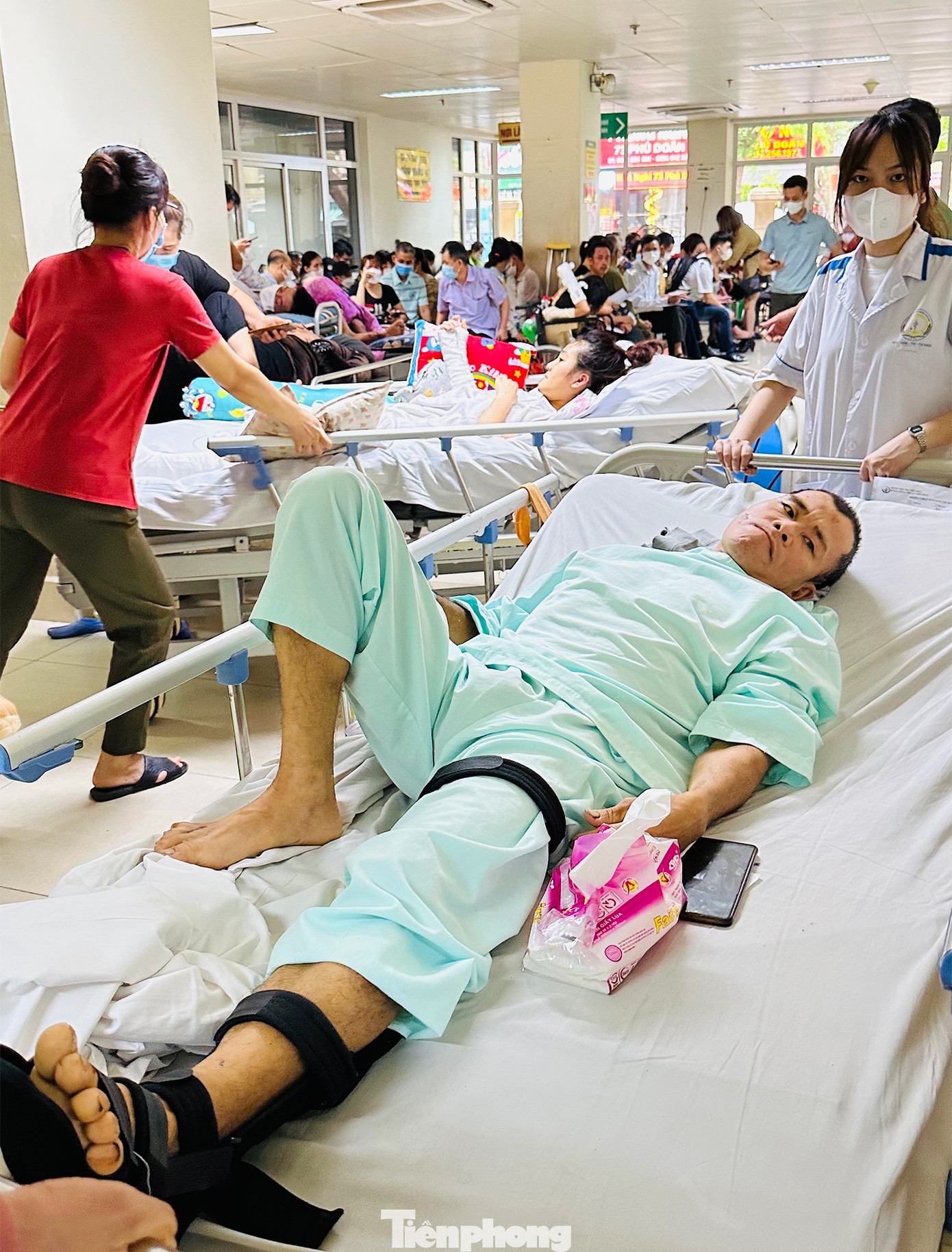 Theo thống kê của Bệnh viện Hữu nghị Việt Đức, trong kỳ nghỉ lễ 30/4 và1/5, mỗi ngày tiếp nhận lên đến 150 bệnh nhân vào cấp cứu, trong số này có đến khoảng 50% số ca liên quan đến tai nạn giao thông.