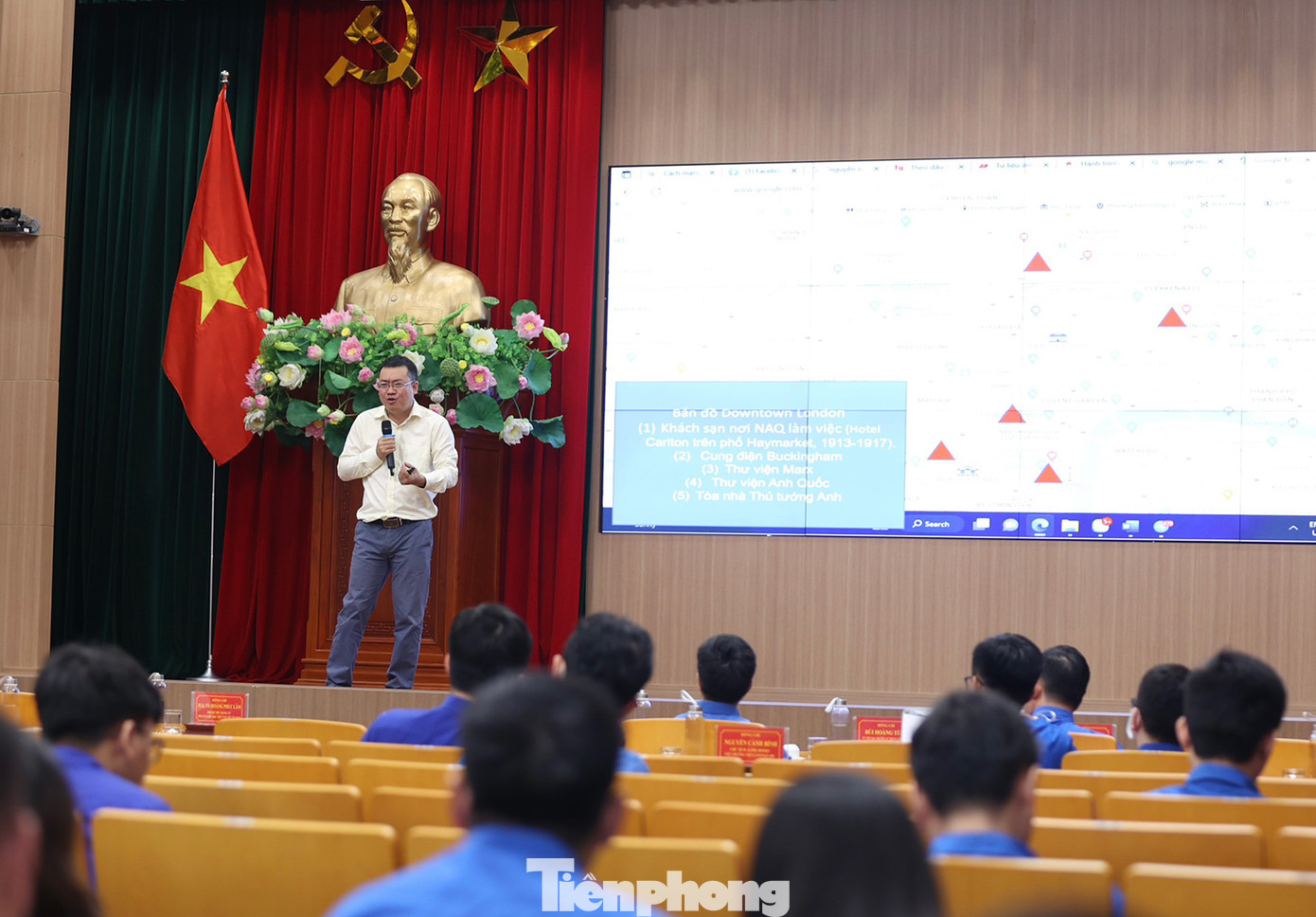 Diễn giả Nguyễn Cảnh Bình – Chủ tịch Alpha Books &amp; Viện trưởng Viện Lãnh đạo ABG đã trao đổi với các đoàn viên thanh niên.