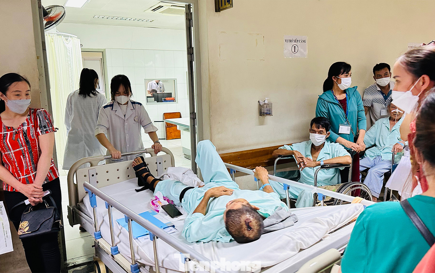 Dọc các hành lang, người nhà, người bệnh đứng ngồi thấp thỏm chờ đến lượt. Thi thoảng nhân viên y tế đọc tên người vào khám, cả hành lang lại xôn xao.