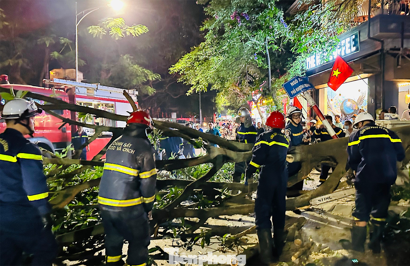 Lực lượng Cảnh sát PCCC của quận Thanh Xuân cắt bỏ, đưa nhánh cây bị gẫy ra khỏi hiện trường.