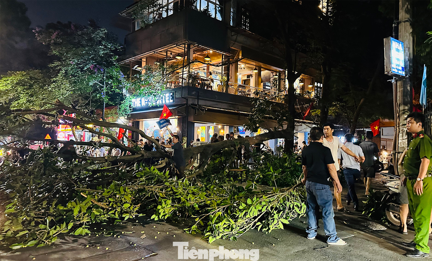 Ngay sau sự cố xảy ra, lực lượng Công an phường Khương Đình và Cảnh sát Phòng cháy chữa cháy quận Thanh Xuân có mặt tại hiện trường để điều tiết phương tiện giao thông.