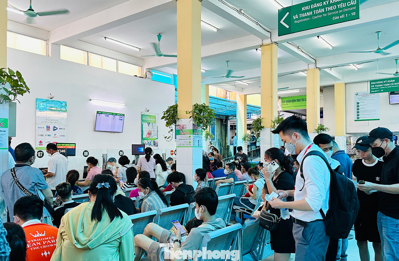 Bệnh nhân chờ đợi chật kín trước nhà C là khu đón tiếp bệnh nhân.