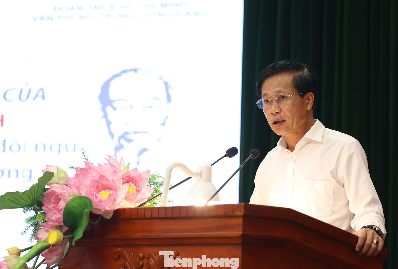 PGS.TS Hoàng Phúc Lâm – Phó Bí thư Đảng ủy, Phó Giám đốc Học viện Chính trị quốc gia Hồ Chí Minh phát biểu tại buổi tọa đàm.