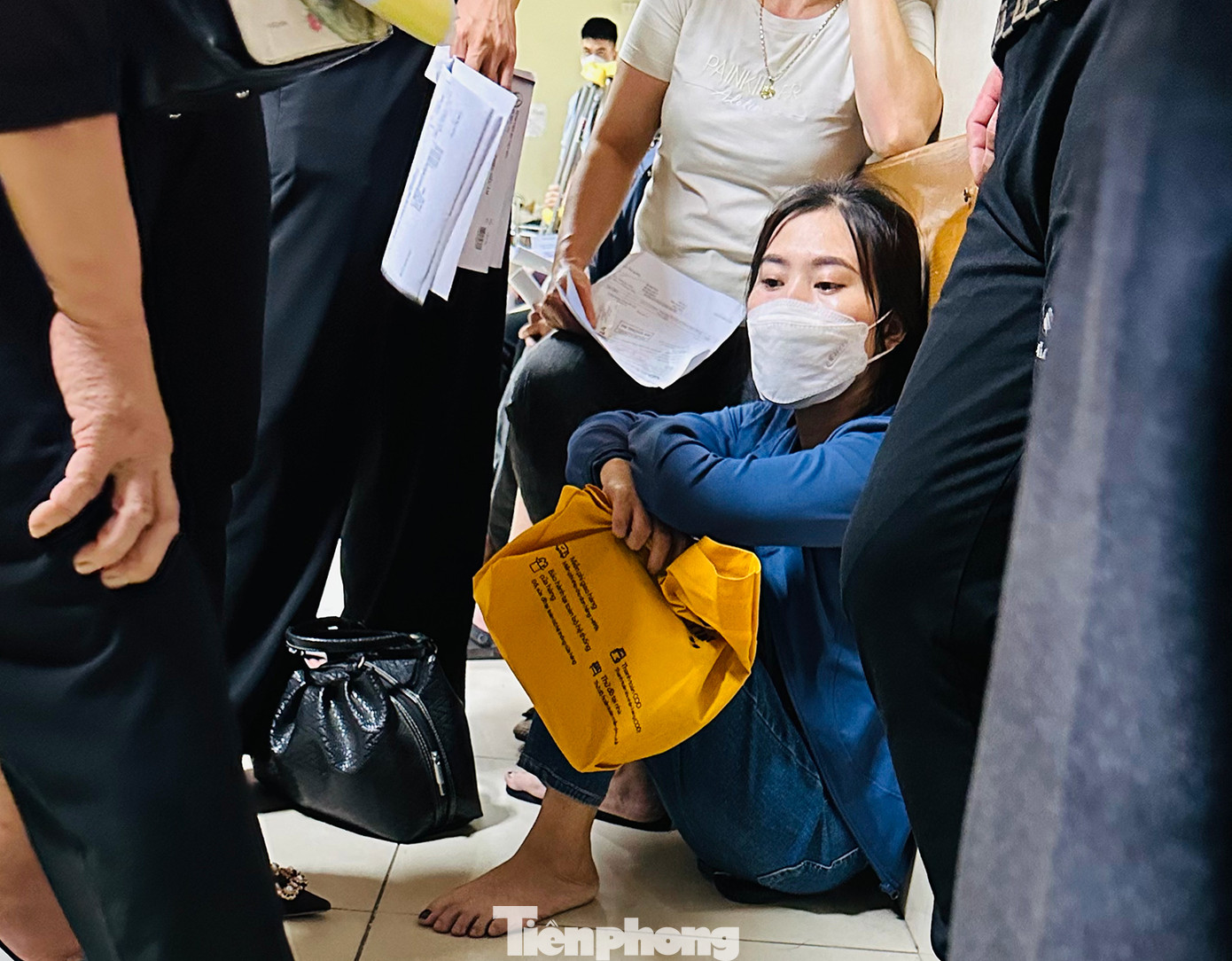 Để hoàn thành một buổi khám, chữa bệnh, người bệnh phải mất cả buổi sáng, thậm chí có thể kéo dài sang cả chiều mới xong.