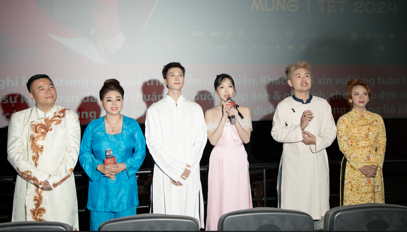 Đạo diễn Nhất Trung (ngoài cùng bên trái) cùng dàn diễn viên Gặp lại chị bầu. Đạo diễn Nhất Trung (ngoài cùng bên trái) cùng dàn diễn viên Gặp lại chị bầu.