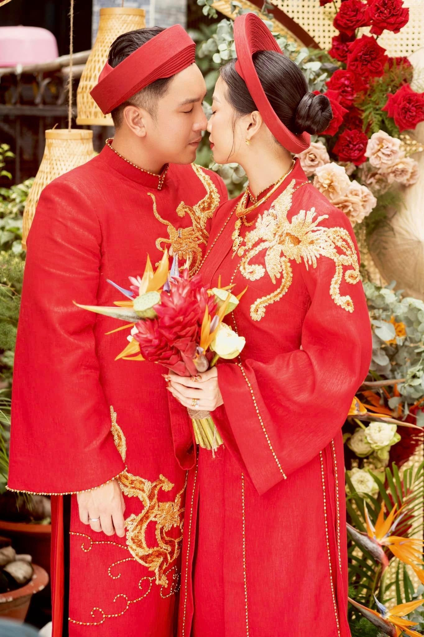 Liêu Hà Trinh và chồng quen nhau qua ứng dụng hẹn hò. Dù lớn hơn Anh Khoa hai tuổi, hai người vẫn có nhiều điểm chung. Sau nhiều lần nói chuyện, gặp gỡ trực tiếp, cả hai phát triển mối quan hệ thành tình yêu và được hai bên gia đình ủng hộ. Hình ảnh cô dâu e ấp bên chồng được Liêu Hà Trinh đăng trên trang cá nhân nhận nhiều bình luận chúc phúc từ bạn bè, khán giả. Ảnh: FBNV. Liêu Hà Trinh và chồng quen nhau qua ứng dụng hẹn hò. Dù lớn hơn Anh Khoa hai tuổi, hai người vẫn có nhiều điểm chung. Sau nhiều lần nói chuyện, gặp gỡ trực tiếp, cả hai phát triển mối quan hệ thành tình yêu và được hai bên gia đình ủng hộ. Hình ảnh cô dâu e ấp bên chồng được Liêu Hà Trinh đăng trên trang cá nhân nhận nhiều bình luận chúc phúc từ bạn bè, khán giả. Ảnh: FBNV.