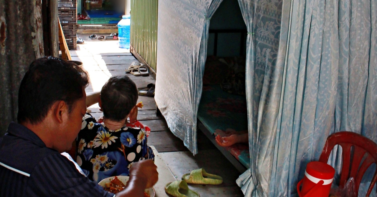 Khu trọ dưới chân cầu sắt, nơi bà Hoa ở trọ phơi mình dưới nắng trời chói chang. Ảnh: Ngọc Lài. Khu trọ dưới chân cầu sắt, nơi bà Hoa ở trọ phơi mình dưới nắng trời chói chang. Ảnh: Ngọc Lài.