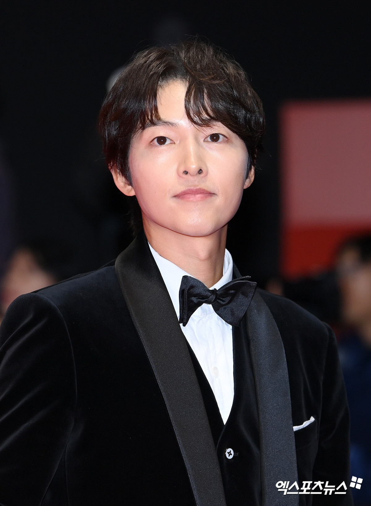 Xuất hiện tại thảm đỏ, Song Joong Ki gây chú ý với vẻ ngoài điển trai, trẻ trung. Cách tạo dáng của ông bố hai con trở thành đề tài bàn tán trên mạng xã hội.