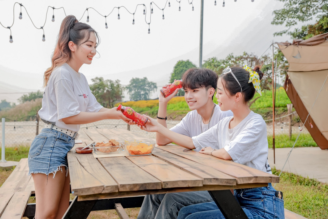 Chỉ còn hơn chục ngày nữa sẽ bước vào quý cuối cùng trong năm, nhiều người trẻ tranh thủ dã ngoại, tận hưởng những giờ phút thư thả bên bạn bè trước khi bước vào mùa chạy deadline.