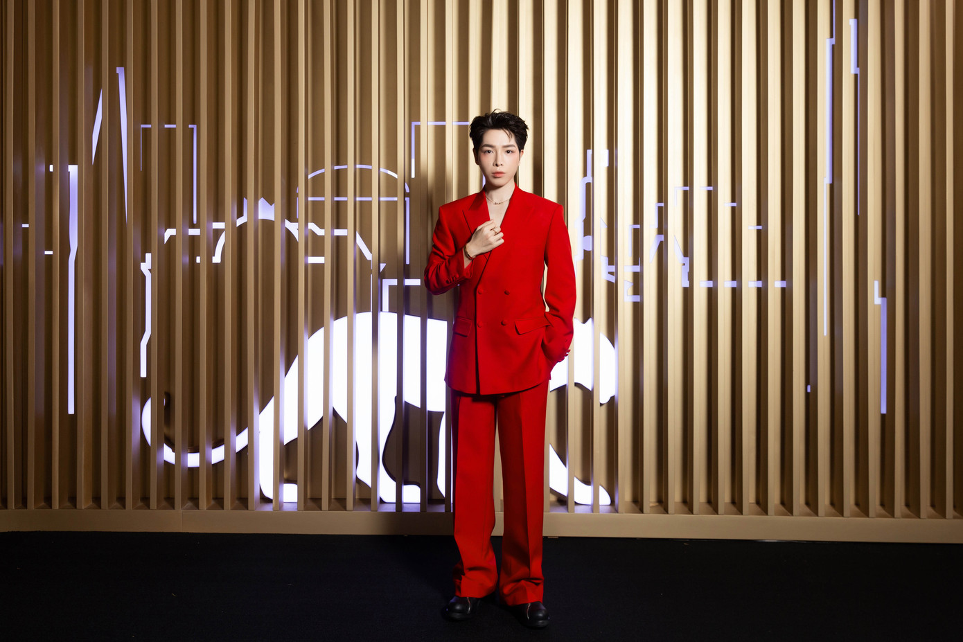 Ca sĩ Đức Phúc diện nguyên cây đỏ ở buổi tiệc có nhiều người đẹp Việt.