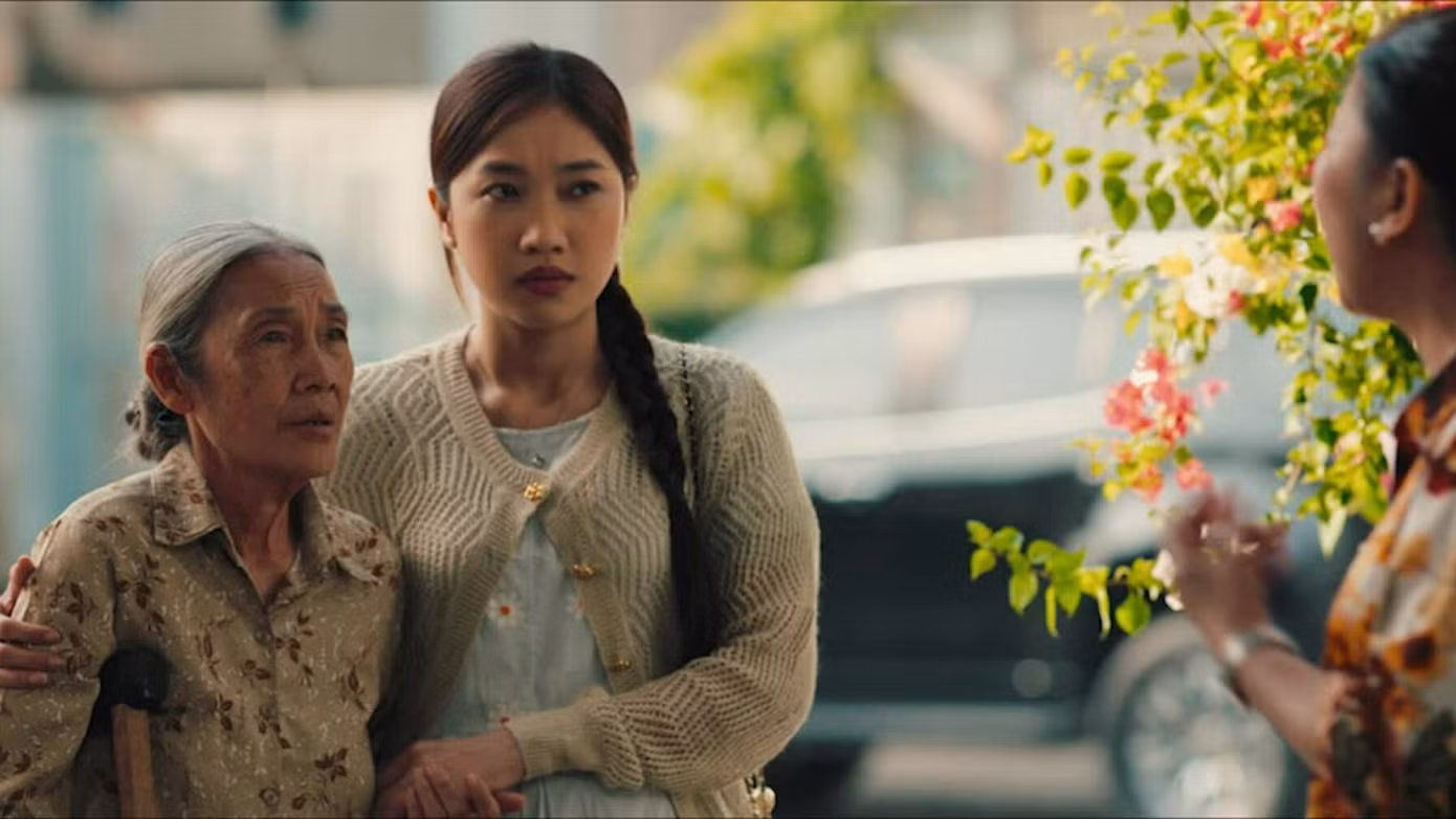 Hình ảnh trong Lật mặt 7: Một điều ước và Bố già. Hình ảnh trong Lật mặt 7: Một điều ước và Bố già.