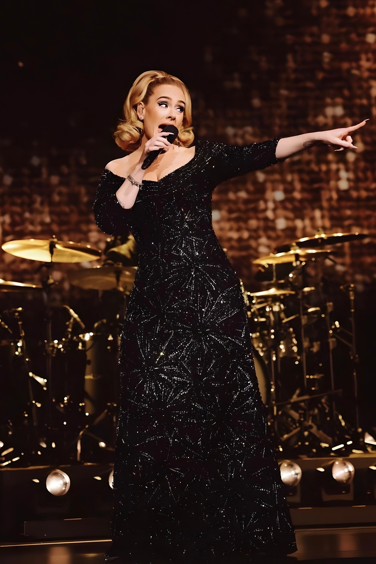 Adele diện đầm Công Trí gây chú ý.