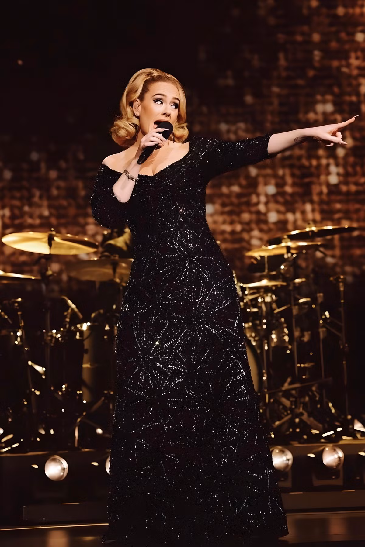 Adele diện đầm Công Trí gây chú ý.