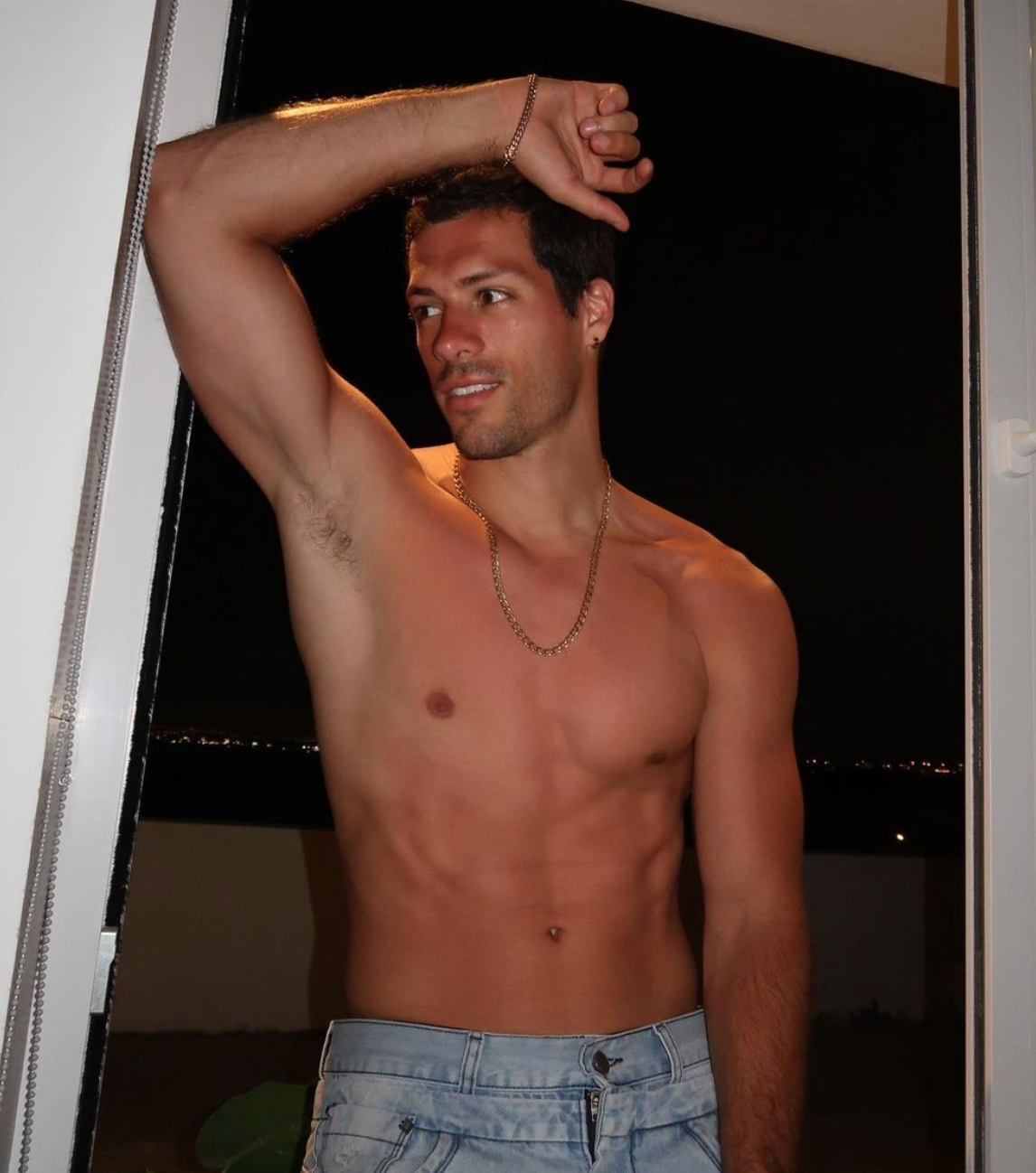 Bạn trai của Luciana Fusterg là người mẫu, KOL nổi tiếng có 2,5 triệu người theo dõi. Ngoài những bài viết về bạn gái, Patricio Parodi thường đăng ảnh quảng cáo, video tập luyện có vài chục nghìn lượt tương tác.