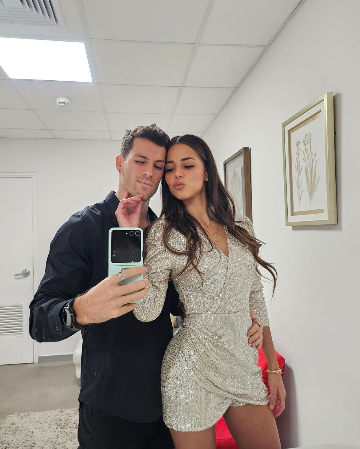 Patricio Parodi đăng ảnh kỷ niệm 1,5 năm yêu Luciana Fusterg hồi tháng 7. "Không thể tin được thời gian bên em trôi quá nhanh. Anh là người hạnh phúc nhất. Chúng ta cùng xây dựng tương lai, tiến về phía trước nhé", HLV thể hình viết.