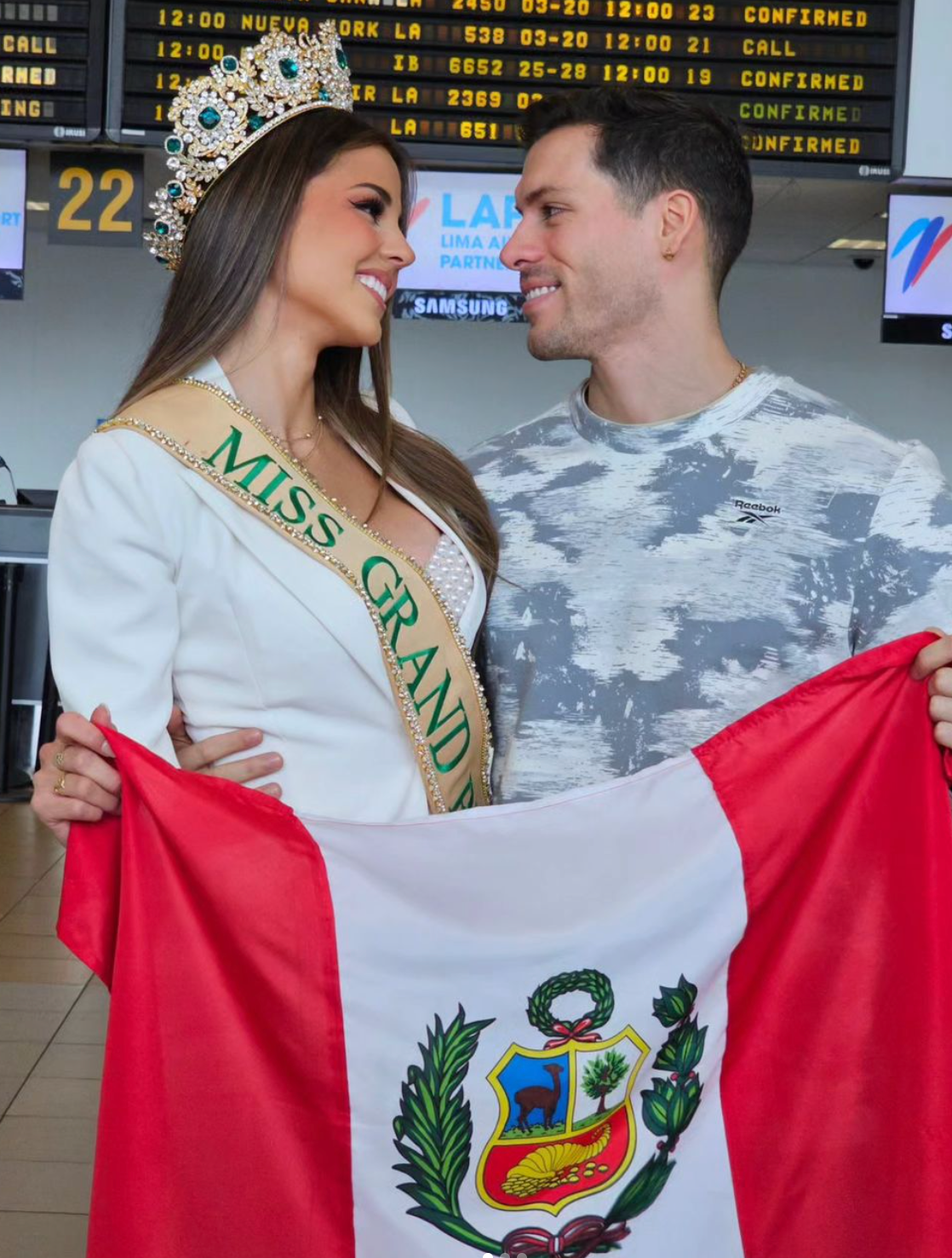 Đầu tháng 10, Patricio Parodi ra sân bay tiễn người yêu sang Việt Nam thi hoa hậu. "Ngày này đã đến với em yêu. Anh rất hạnh phúc nhưng cũng lo lắng. Em phải nỗ lực để thực hiện một trong những ước mơ lớn nhất đời mình. Em đã nỗ lực rất nhiều và anh biết chắc em có khả năng. Vương miện đó sẽ là của em", anh viết.