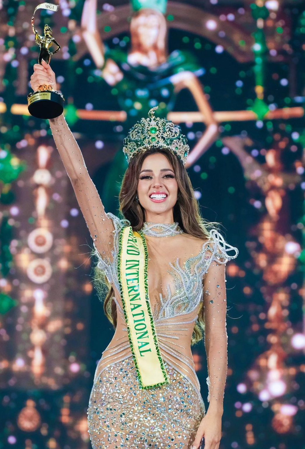 Chung kết Miss Grand International diễn ra tối 25/10, kết quả chung cuộc thuộc về người đẹp đến từ Peru. Trong đêm chung kết, bạn trai sang Việt Nam cổ vũ người yêu. Cả hai đều là người nổi tiếng tại quê nhà, khi Luciana Fusterg có 4,6 triệu người theo dõi, bạn trai cô là Patricio Parodi có 2,5 triệu follower.