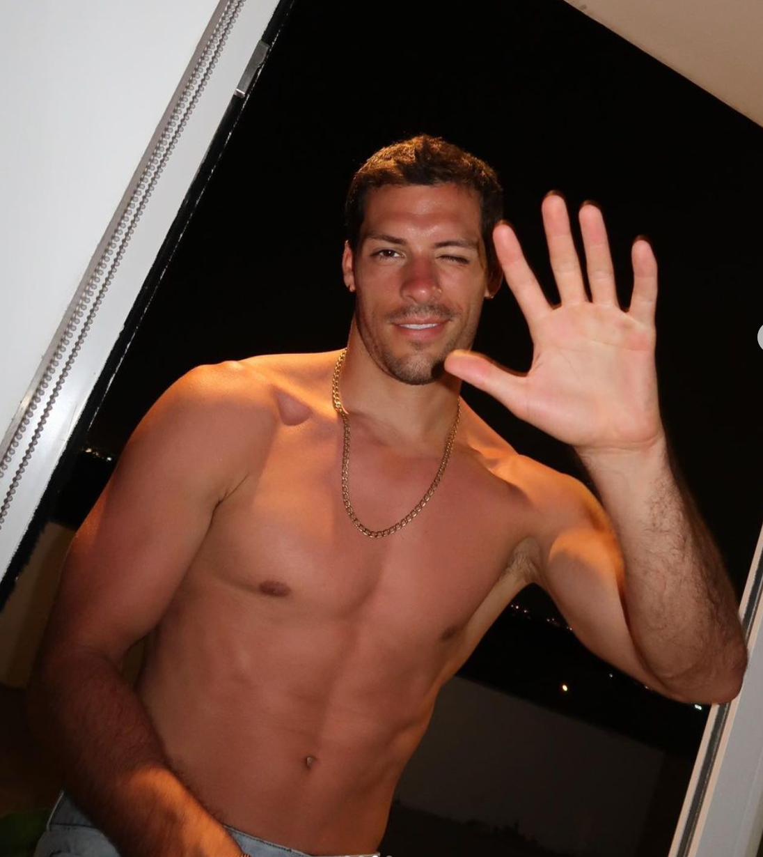 Bạn trai của Luciana Fusterg là người mẫu, KOL nổi tiếng có 2,5 triệu người theo dõi. Ngoài những bài viết về bạn gái, Patricio Parodi thường đăng ảnh quảng cáo, video tập luyện có vài chục nghìn lượt tương tác.