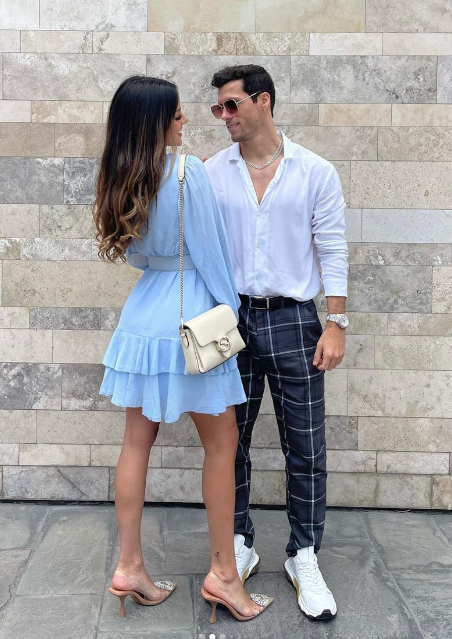 Patricio Parodi đăng ảnh kỷ niệm 1,5 năm yêu Luciana Fusterg hồi tháng 7. "Không thể tin được thời gian bên em trôi quá nhanh. Anh là người hạnh phúc nhất. Chúng ta cùng xây dựng tương lai, tiến về phía trước nhé", HLV thể hình viết.