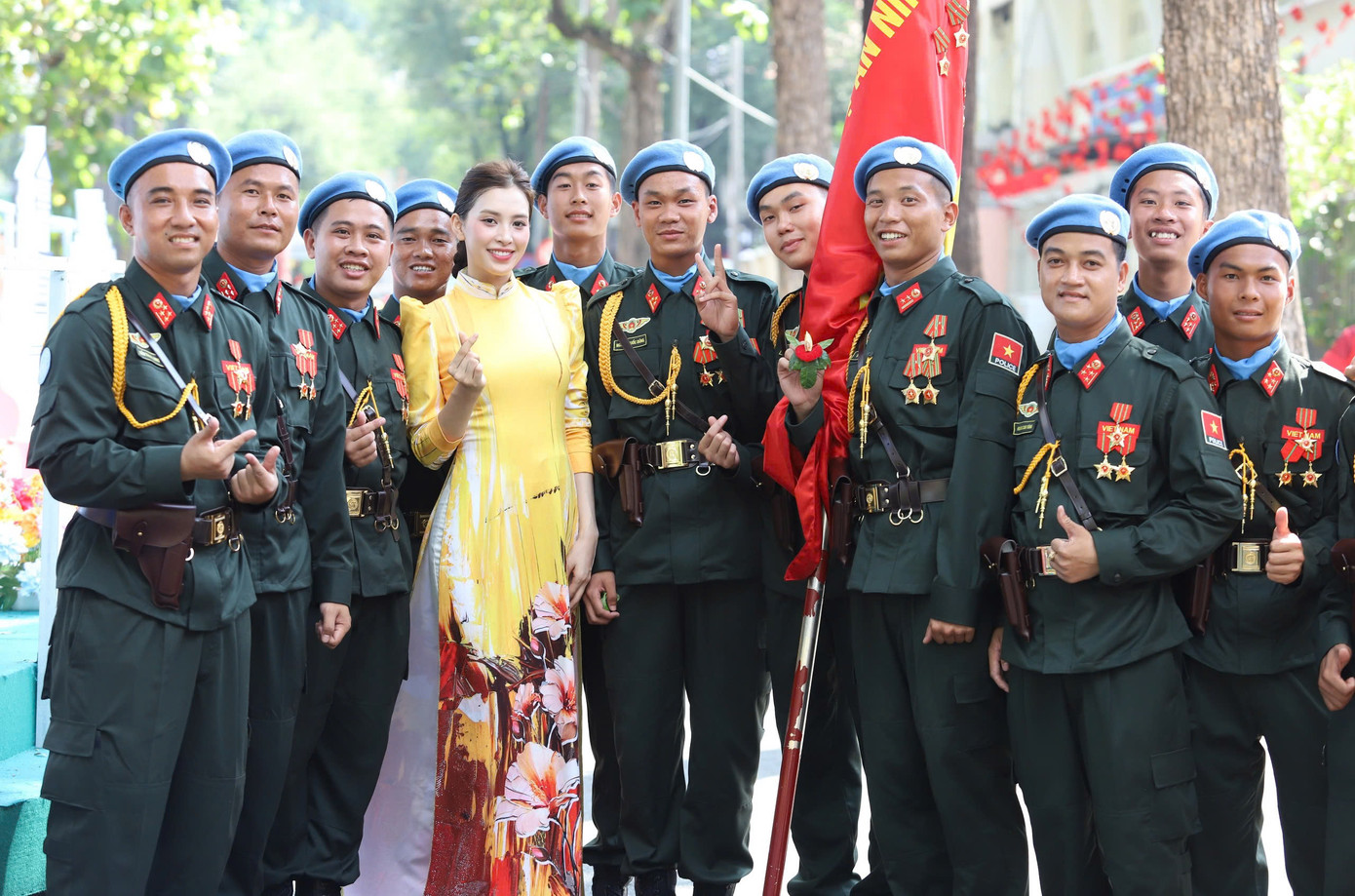 Hoa hậu Việt Nam 2018 lưu giữ khoảnh khắc đẹp cùng người dân và các quân nhân sau khi hoàn thành buổi tổng duyệt quan trọng.