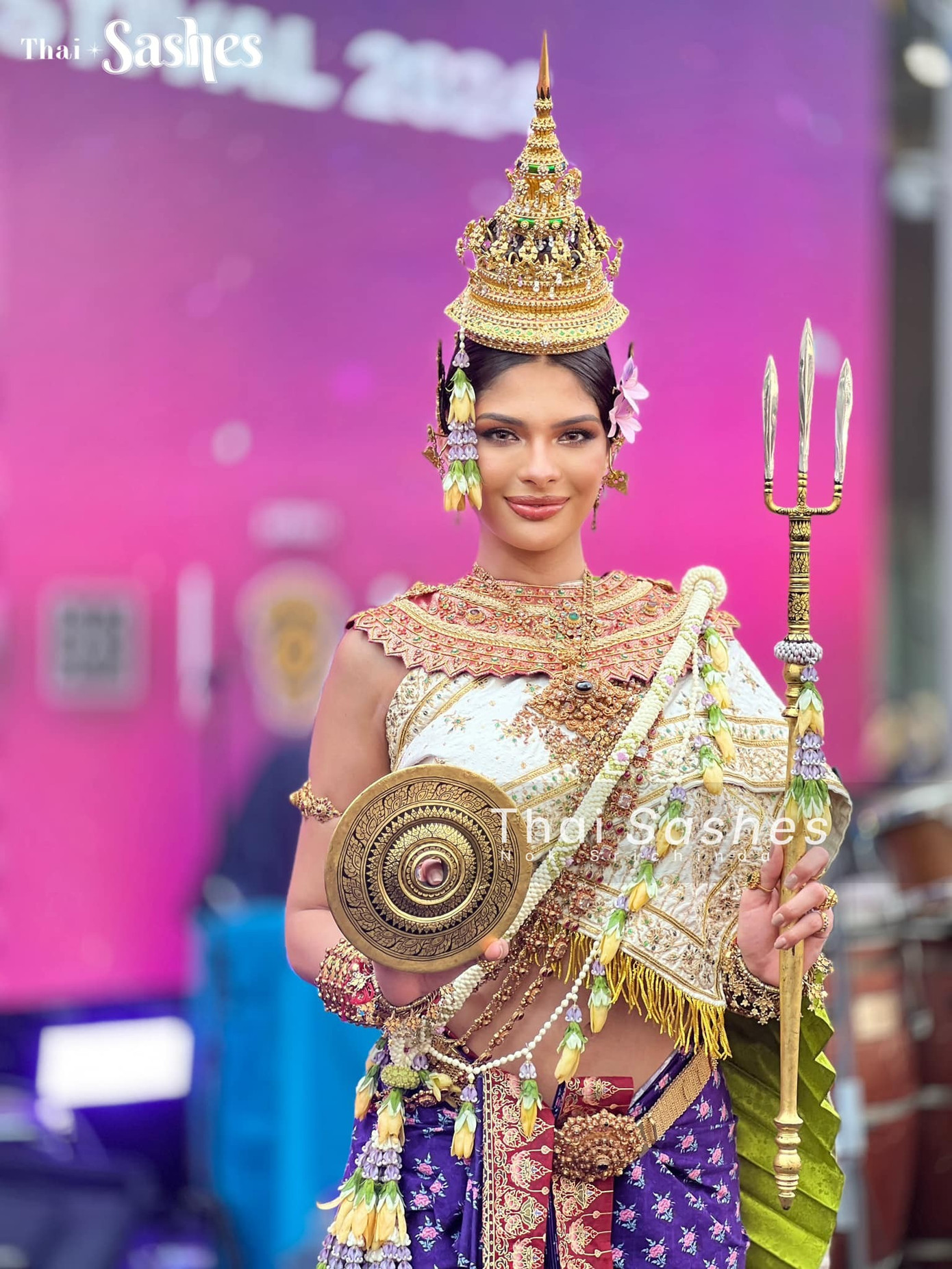 Lễ hội té nước Thái Lan thu hút nhiều người nổi tiếng trong và ngoài nước. Lễ hội té nước Thái Lan thu hút nhiều người nổi tiếng trong và ngoài nước.