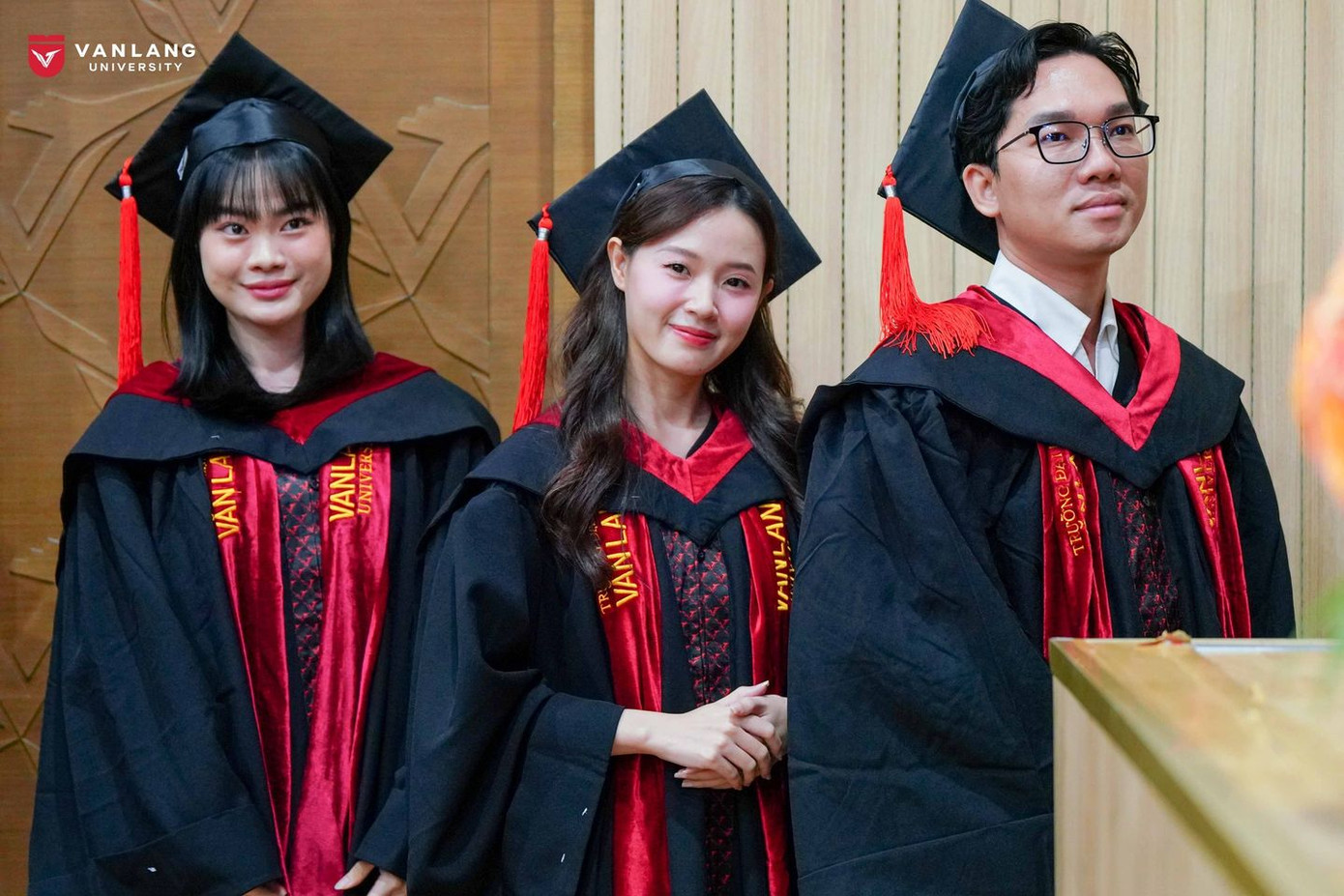 Midu tại buổi nhận bằng thạc sĩ.